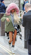 PEOPLE: Sängerin Pia Mia macht ein Selfie und posiert mit Fans