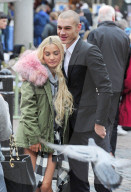 PEOPLE: Sängerin Pia Mia macht ein Selfie und posiert mit Fans