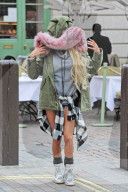 PEOPLE: Sängerin Pia Mia macht ein Selfie und posiert mit Fans