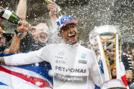 PEOPLE: Freut sich wie ein Weltmeister: Lewis Hamilton