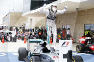 PEOPLE: Freut sich wie ein Weltmeister: Lewis Hamilton