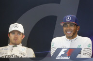 PEOPLE: Freut sich wie ein Weltmeister: Lewis Hamilton