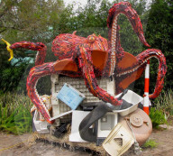 FEATURE: Recyceltes Strandgut wird zu Kunst