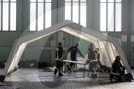 NEWS: Berlin: Aufbau einer Notunterkunft am Flughafen Tempelhof