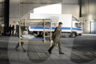 NEWS: Berlin: Aufbau einer Notunterkunft am Flughafen Tempelhof