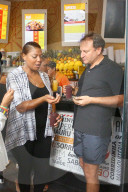 EXKLUSIV: Queen Latifah besucht einen Slum in Rio