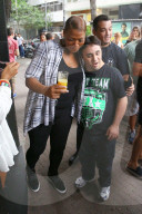 EXKLUSIV: Queen Latifah besucht einen Slum in Rio