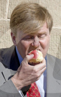 PEOPLE: Willem-Alexander beisst in einen süssen Apfel