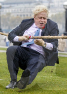 NEWS: Lässst nicht locker: Boris Johnson beim Seilziehen