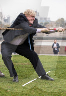 NEWS: Lässst nicht locker: Boris Johnson beim Seilziehen