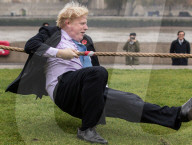 NEWS: Lässst nicht locker: Boris Johnson beim Seilziehen
