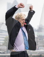 NEWS: Lässst nicht locker: Boris Johnson beim Seilziehen