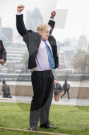 NEWS: Lässst nicht locker: Boris Johnson beim Seilziehen