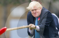 NEWS: Lässst nicht locker: Boris Johnson beim Seilziehen