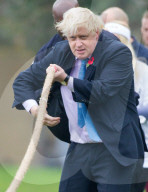 NEWS: Lässst nicht locker: Boris Johnson beim Seilziehen