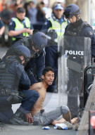 NEWS: Psychisch gestörter Mann hält Polizei von Melbourne auf Trab