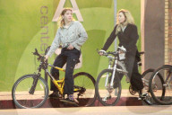 EXKLUSIV: Madonna macht eine Velotour mit Rocco nach dem Abendessen