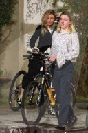 EXKLUSIV: Madonna macht eine Velotour mit Rocco nach dem Abendessen