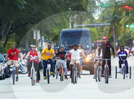 EXKLUSIV: Floyd Mayweather cruised mit seiner Entourage durch Miami