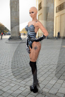 PEOPLE: Skelett: Micaela Schäfer posiert Nackt vor dem Brandenburger Tor in Berlin