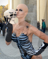 PEOPLE: Skelett: Micaela Schäfer posiert Nackt vor dem Brandenburger Tor in Berlin