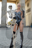 PEOPLE: Skelett: Micaela Schäfer posiert Nackt vor dem Brandenburger Tor in Berlin