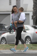 PEOPLE: Jennifer Garner albert mit ihrem Sohn herum