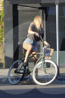 PEOPLE: Chloe Sevigny mit dem Velo unterwegs