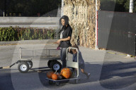 PEOPLE: Kourtney Kardashian deckt sich mit Kürbissen ein