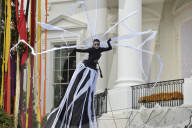 PEOPLE: Barack und Michelle Obama emfpangen die Kinder zu Halloween