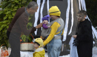 PEOPLE: Barack und Michelle Obama emfpangen die Kinder zu Halloween