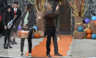 PEOPLE: Barack und Michelle Obama emfpangen die Kinder zu Halloween