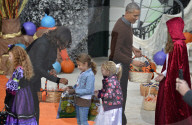 PEOPLE: Barack und Michelle Obama emfpangen die Kinder zu Halloween