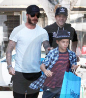 PEOPLE: DAvid Beckham geht mit seinen Söhnen Brooklyn und Romeo Einkaufen