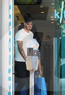 PEOPLE: DAvid Beckham geht mit seinen Söhnen Brooklyn und Romeo Einkaufen