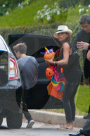 PEOPLE: Victoria Beckham verlässt mit den Kindern die Halloween-PArty