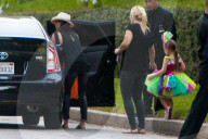 PEOPLE: Victoria Beckham verlässt mit den Kindern die Halloween-PArty