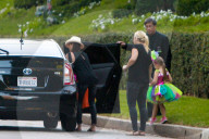 PEOPLE: Victoria Beckham verlässt mit den Kindern die Halloween-PArty