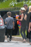 PEOPLE: Victoria Beckham verlässt mit den Kindern die Halloween-PArty