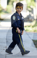 PEOPLE: Selma Blair ist mit einem kleinen Polizisten unterwegs