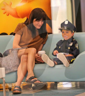 PEOPLE: Selma Blair ist mit einem kleinen Polizisten unterwegs