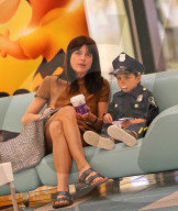 PEOPLE: Selma Blair ist mit einem kleinen Polizisten unterwegs