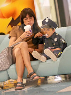 PEOPLE: Selma Blair ist mit einem kleinen Polizisten unterwegs