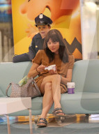 PEOPLE: Selma Blair ist mit einem kleinen Polizisten unterwegs