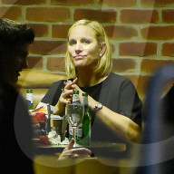EXKLUSIV: Zara Philips geniesst Biertrinken mit Freunden