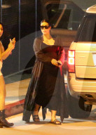 PEOPLE: Kugelrunde Kim Kardashian trägt Givenchy Badelatschen