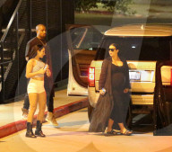 PEOPLE: Kugelrunde Kim Kardashian trägt Givenchy Badelatschen