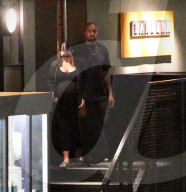 PEOPLE: Kugelrunde Kim Kardashian trägt Givenchy Badelatschen