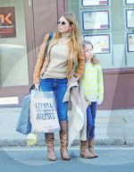 PEOPLE: Geri Halliwell macht Shopping mit ihrer Tochter