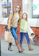 PEOPLE: Geri Halliwell macht Shopping mit ihrer Tochter